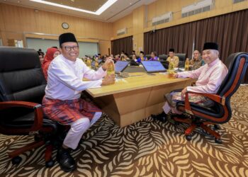 AHMAD Zahid Hamidi dan Pengerusi Felda, Datuk Seri Ahmad Shabery Cheek pada Sesi Pertemuan Khas Bersama Pengurusan Tertinggi Felda di Menara Felda, Kuala Lumpur, semalam.