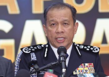 MOHD. Khalid Ismail pada sidang akhbar di Bukit Aman, Kuala Lumpur hari ini.