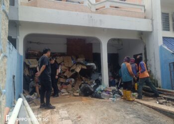 PETUGAS pembersihan membantu mengeluarkan sebanyak 9 tan sampah terdiri daripada barangan lusuh dan terpakai di sebuah kediaman lelaki warga emas di Taman Sentosa, Johor Bahru.