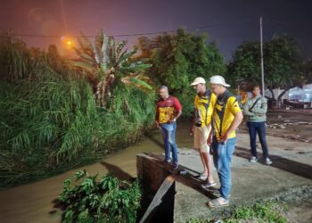 J.Arul Kumar meninjau keadaan banjir di Nilai kelmarin.-GAMBAR / FACEBOOK ARUL KUMAR