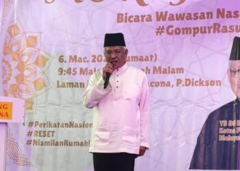 HAMZAH Zainudin ketika berucap pada Majlis Moreh Perdana di Port Dickson, malam semalam. – UTUSAN / NOR SHAFIQAH MOHD GHAZALI