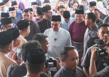 ANWAR Ibrahim bersalaman dengan para jemaah selepas selesai menunaikan solat Zohor di Masjid Mengkuang Titi, Bukit Mertajam, Pulau Pinang hari ini.-UTUSAN/DANIAL SAAD