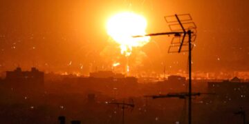 LETUPAN berlaku akibat serangan AS-Israel di Teheran kelmarin. – AFP