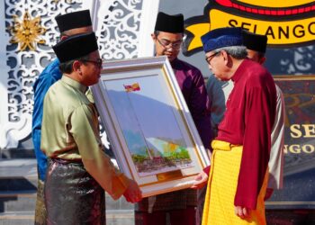 SULTAN Sharafuddin Idris Shah berkenan menyaksikan upacara mengibarkan bendera negeri Selangor di tiang bendera dengan ketinggian 120 meter, tertinggi di Asia Tenggara.