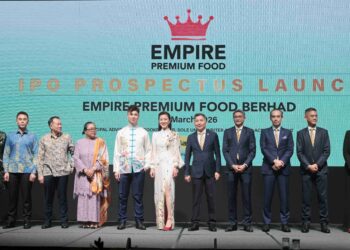 NICOLE Lim (enam dari kiri) pada majlis pelancaran prospektus Empire Premium Food untuk penyenaraian di Pasaran Utama Bursa Malaysia.