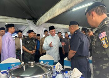ANWAR Ibrahim bertemu dengan pegawai polis yang hadir ke Majlis Berbuka Puasa KDN di Batalion Kedua, PGA Kulim di Kulim.