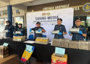 ISMAIL Hashim (tiga dari kanan) menunjukkan kanabis yang dirampas dalam tiga operasi berbeza pada awal bulan lalu semasa sidang akhbar di Ibu Pejabat Kastam Perlis, hari ini. -UTUSAN/ASYRAF MUHAMMAD