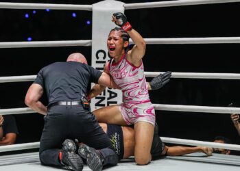 KETANGKASAN Jihin digeruni lawan dalam gelanggang.