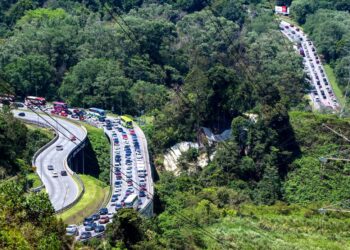 Aliran trafik yang bergerak perlahan susulan warga kota yang mula pulang ke kampung halaman bagi menyambut perayaan Aidilfitri ketika tinjauan di Lebuhraya Kuala Lumpur-Karak (KLK) menghala ke Pantai Timur. - UTUSAN/SYAKIR RADIN