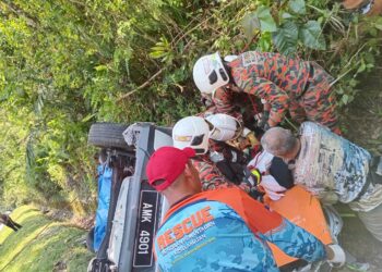 ANGGOTA bomba mengeluarkan mangsa tersepit dalam nahas dua kenderaan di Jalan Raya Timur-Barat selepas R&R Puncak Titiwangsa dekat Gerik hari ini.