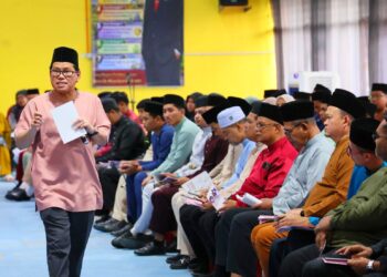 MOHD. Azam Ahmad (kiri) semasa menyampaikan taklimat pada Program Jaulah Ramadan Komuniti KPM di Kolej Vokasional Pengkalan Chepa, Kota Bharu, Kelantan.-UTUSAN/KAMARUL BISMI KAMARUZAMAN.