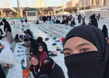 maizatul Akmar (empat dari kanan) ketika menunggu waktu berbuka puasa di Mekah.