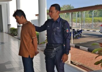 MUHAMMAD NOR HIDAYAT didakwa di Mahkamah Majistret Segamat hari ini atas pertuduhan melakukan onani di dalam sebuah masjid di Bukit Siput, Segamat pada 4 Mac lalu.