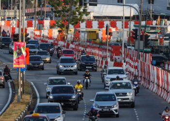 KERJA-KERJA pembinaan LRT Laluan Mutiara (sebelah kanan) kini sedang rancak dibangunkan di Pulau Pinang.-UTUSAN/DANIAL SAAD