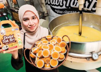 NUR Aimi Razak menunjukkan dodol nanas yang dihasilkannya di premis miliknya di Balik Pulau, 
Pulau Pinang semalam. – UTUSAN/DANIAL SAAD