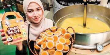NUR Aimi Razak menunjukkan dodol nanas yang dihasilkannya di premis miliknya di Balik Pulau,
Pulau Pinang semalam. – UTUSAN/DANIAL SAAD