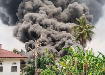 Kebakaran tiga buah kilang di Jalan Kapar, Klang.