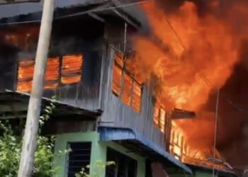 SALAH sebuah rumah yang terbakar di Kampung Din Manbo, Batu Ferringhi, Pulau Pinang hari ini. - GAMBAR/JBPM PULAU PINANG
