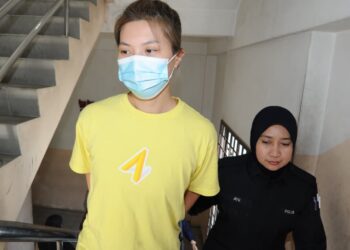 NG Cha Yee, ketika hadir di Mahkamah Sesyen bagi pertuduhan mencederakan anak lelakinya yang berusia 11 tahun, di sini hari ini. - UTUSAN/RAJA JAAFAR ALI