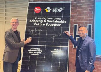 HANS-joachim Zimmermann (kiri) bersama Zeth Lim (kanan) pada gimik Majlis Pelancaran Model Solar Kediaman Berintegrasi Pertama di Malaysia di sini, semalam.