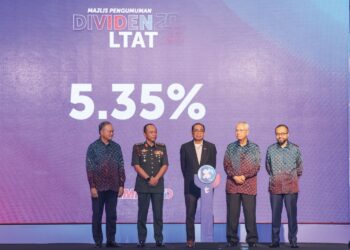 MOHAMED Khaled Nordin diiringi Panglima Angkatan Tentera, Jeneral Datuk Malek Razak Sulaiman (dua, kiri) dan Ketua Eksekutif LTAT, Mohammad Ashraf Md Radzi (kanan) pada Majlis Pengumuman Dividen LTAT di Royale Chulan, Kuala Lumpur, semalam. – UTUSAN/AMIR KHALID