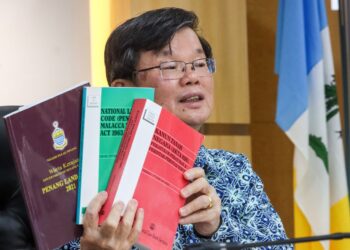 CHOW Kon Yeow dalam sidang akhbar mengenai rayuan cukai tanah di George Town, Pulau Pinang.-UTUSAN/DANIAL SAAD