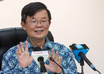 CHOW Kon Yeow pada sidang akhbar di pejabatnya di George Town, Pulau Pinang hari ini.-UTUSAN/DANIAL SAAD.