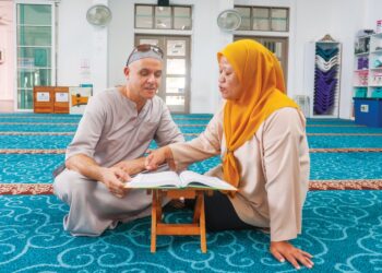 WAN Zailatul Akma Thonronim (kanan) dan Murad Agrebi  mengambil inisiatif  menginap selama sebulan di inap desa Masjid Seberang Takir di Kuala Nerus, Terengganu  demi memudahkan urusan menunaikan solat tarawih sepanjang Ramadan. – UTUSAN/PUQTRA HAIRRY