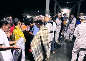 SERAMAI 13 kru kapal terdiri daripada warga tempatan berusia 19 hingga 63 tahun diselamatkan orang awam selepas kapal kargo dinaiki mereka karam di Perairan Pulau Seri Buat, Mersing.