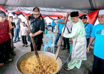AB Rauf Yusoh memasak gulai kawah untuk diagihkan secara percuma kepada warga Tanjung Bidara untuk juadah berbuka puasa di Masjid As-Salam, Ayer Hitam Darat, Alor Gajah, Melaka hari ini.