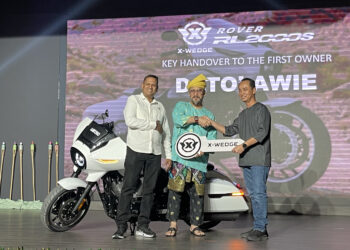ASRI Ahmad (kanan) menyerahkan kunci replika motosikal X-Wedge Rover RL2000S kepada Awie di Kuala Lumpur, malam tadi.