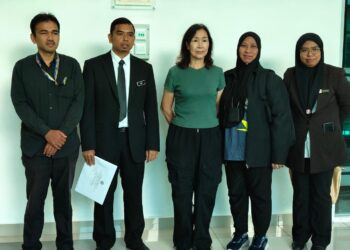 TAN Kim Lean (tengah) didenda RM1,500 selepas mengaku salah di Mahkamah Sesyen Kangar hari ini atas pertuduhan menyembunyikan identiti ibu kandung sebenar ketika mendaftarkan kelahiran cucunya lapan tahun lalu.