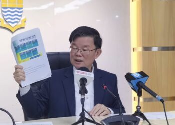 CHOW Kon Yeow pada akhbar berkaitan isu kenaikan cukai tanah di George Town, Pulau Pinang, hari ini.-UTUSAN/SAFINA RAMLI