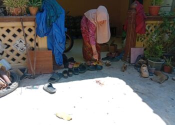 ROBEAH Abdul Rahman menunjukkan kesan tompokan darah Muhammad Hafiz Muhammad Yusri akibat terkena letupan mercun bola di Kampung Tempoyak, Merbok di Sungai Petani.