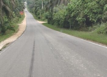 GARISAN putih Jalan Kuala Tembeling, Jerantut yang sudah tidak kelihatan. -GAMBAR KIRIMAN PENULIS