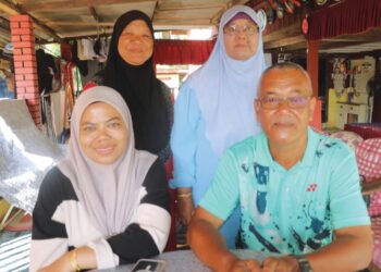 NASHARUDDIN Mohd. Elwan (kanan) dan Siti Hawa (duduk, kiri)  tidak dapat melupakan tragedi yang menimpa lima ahli keluarga mereka yang maut kemalangan di atas jambatan Sungai Gau, Temerloh, Pahang 39 tahun lalu. – UTUSAN/SALEHUDIN MAT RASAD