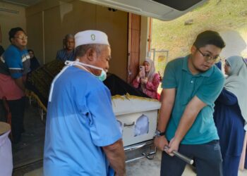 JENAZAH Muhamad Fahmi Ibrahim diusung keluar dari Unit Forensik Hospital Tanah Merah, Kelantan. - FOTO ROHANA ISMAIL