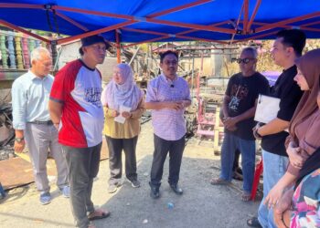 NOOR Amin Ahmad (empat dari kiri) mengadakan perbincangan bersama mangsa kebakaran di Kampung Pulau Ketam, Kuala Perlis, Perlis, hari ini. -UTUSAN/ASYRAF MUHAMMAD