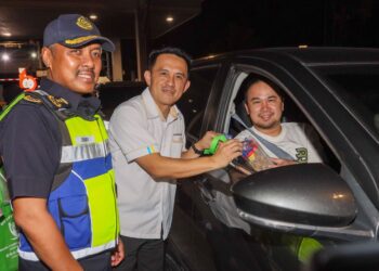 ZULKIFLY Ismail (kiri) menghadiri Program Advokasi Keselamatan Jalan Raya Sempena Hari Raya Aidilfitri dan Singgah Sahur bersama anggota penguat kuasa JPJ negeri di Plaza Tol Bukit Tambun arah utara di Pulau Pinang, tengah malam tadi.-UTUSAN/DANIAL SAAD