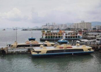 ORANG ramai berpeluang menggunakan perkhidmatan feri percuma selama dua hari di Pulau Pinang sempena sambutan Aidilfitri pada tahun ini.-GAMBAR HIASAN
