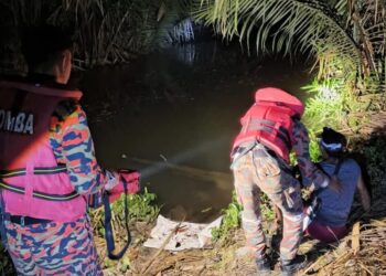 ANGGOTA bomba melakukan operasi mencari lelaki yang dibaham buaya di Sungai Kampung Segaliud, Kinabatangan, Sabah, semalam.