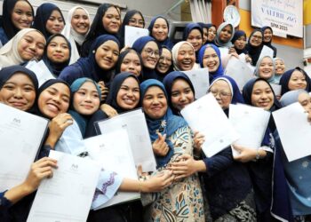 Pengetua, Radziah Mohd Din (tengah) dipeluk oleh pelajar-pelajarnya yang mendapat kesemua 9A dalam SPM 2025 di Sekolah Tun Fatimah, Johor Bahru. UTUSAN/RAJA JAAFAR ALI