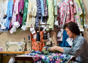 Lee Ya Lian, 75, sibuk menyiapkan tempahan baju pelanggannya sempena Aidilfitri sewaktu ditemui di kedainya di Kampung Cina, Kuala Terengganu. Lebih 40 tahun pengalaman menjahit baju kurung dan kebaya yang menjadi pakaian rasmi kaum Melayu membuatkan wanita bangsa Tionghua ini menjadi pilihan pelanggan Melayu menempah pakaian. -UTUSAN/PUQTRA HAIRRY