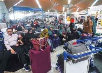 JEMAAH umrah yang akan berangkat ke Jeddah terkandas menunggu situasi semasa berikutan penutupan ruang udara susulan serangan Amerika Syarikat (AS) dan Israel ke atas Iran ketika tinjauan di Lapangan Terbang Antarbangsa Kuala Lumpur (KLIA) Terminal 1, semalam. UTUSAN/FAISOL MUSTAFA