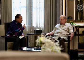 SULTAN Ibrahim menerima menghadap Anwar di Istana Bukit Tunku, Kuala Lumpur hari ini.-FACEBOOK/SULTAN IBRAHIM SULTAN ISKANDAR