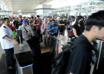 ORANG ramai beratur untuk menaiki tren ETS untuk pulang ke kampung halaman masing-masing sempena Hari Raya Aidilfitri di Stesen JB Sentral, Johor Bahru, Johor hari ini.-UTUSAN/RAJA JAAFAR ALI.