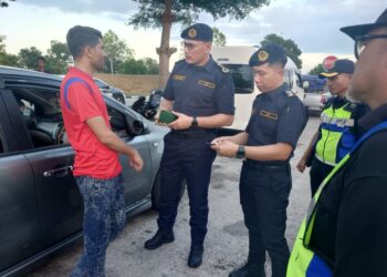 ZULKARNAIN Yasin (dua kiri) bertanyakan soalan kepada lelaki Pakistan yang dipercayai menyediakan perkhidmatan 'prebet sapu' dengan bayaran RM80 seorang bagi perjalanan dari Kuala Lumpur ke Johor Bahru ketika mengetuai Op Khas Hari Raya Aidilfitri 2026 di Plaza Tol Skudai, Johor Bahru, semalam.