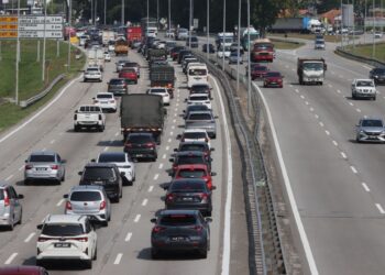 RIBUAN kenderaan mula memenuhi kawasan lebuh raya PLUS terutamanya selepas memasuki Plaza Tol Juru menghala ke utara ketika tinjauan dilakukan berhampiran Hentian Sebelah Sungai Juru, Pulau Pinang hari ini.-UTUSAN/DANIAL SAAD