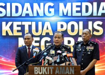 MOHD. Khalid Ismail pada sidang akhbar di Bukit Aman, Kuala Lumpur hari ini.-UTUSAN/AMIR KHALID