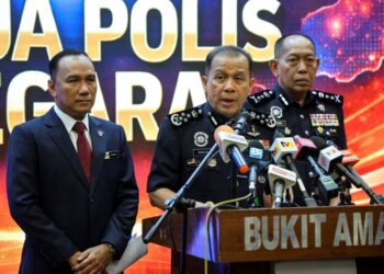 MOHD. Khalid Ismail pada sidang akhbar di Bukit Aman, Kuala Lumpur hari ini.-UTUSAN/AMIR KHALID